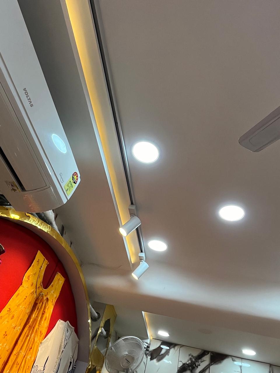 Showroom false ceiling with cove and spotlights