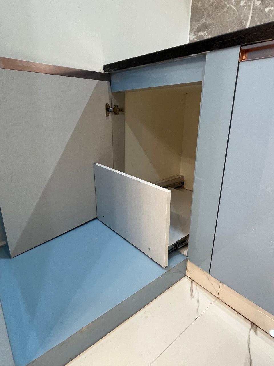 Base cabinet pull-out drawer