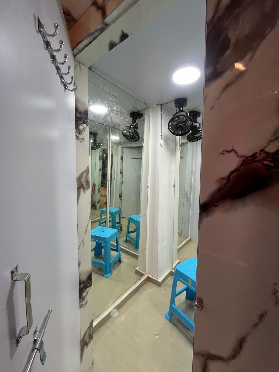 Trial room with marble laminate and mirror panels