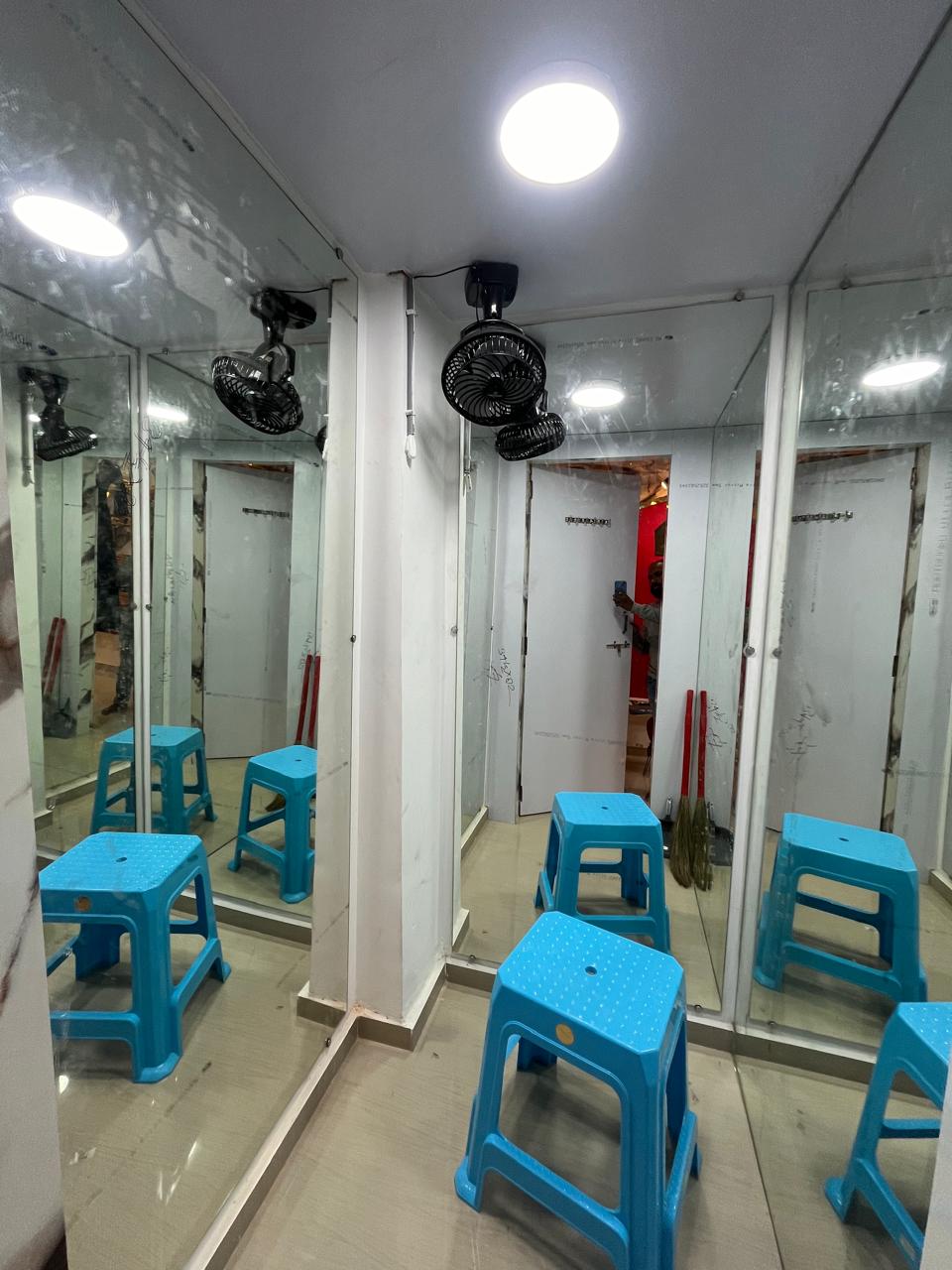 Mirrored trial room area