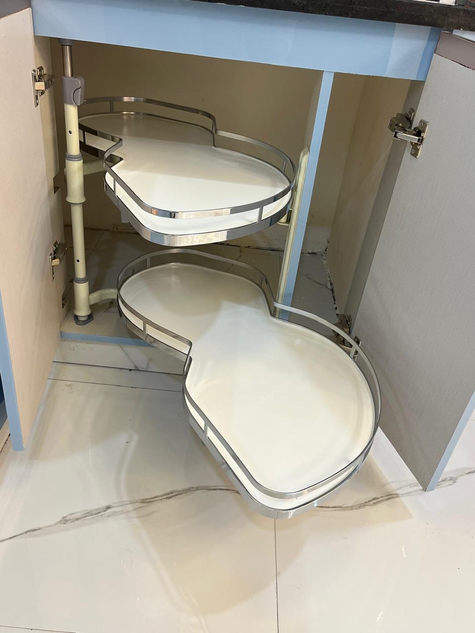 Pull-out corner kitchen unit